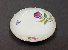 meissen-schale-mit-blumenmalerei-und-gold