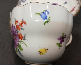 meissen-um-1880-insekten-und-blumenmalerei-mit-gold-kaffeegedeck-tasse-u-tasse-knaufschwerter-1-wahl.3