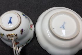 meissen-um-1880-insekten-und-blumenmalerei-mit-gold-kaffeegedeck-tasse-u-tasse-knaufschwerter-1-wahl2.10