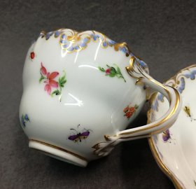 meissen-um-1880-insekten-und-blumenmalerei-mit-gold-kaffeegedeck-tasse-u-tasse-knaufschwerter-1-wahl2.3