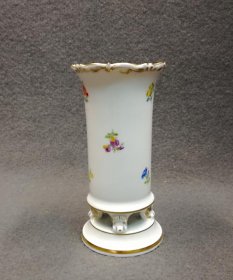 meissen-vase-fuesschenvase-streubluemchen-mit-gold.1