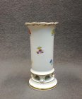 meissen-vase-fuesschenvase-streubluemchen-mit-gold.1
