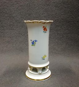 meissen-vase-fuesschenvase-streubluemchen-mit-gold.2