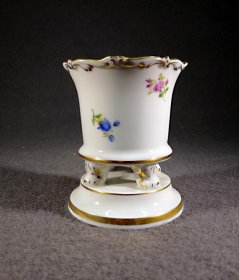 meissen-vase-fuesschenvase-streubluemchen-mit-gold1.3