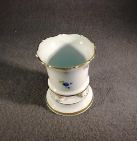 meissen-vase-fuesschenvase-streubluemchen-mit-gold1.7
