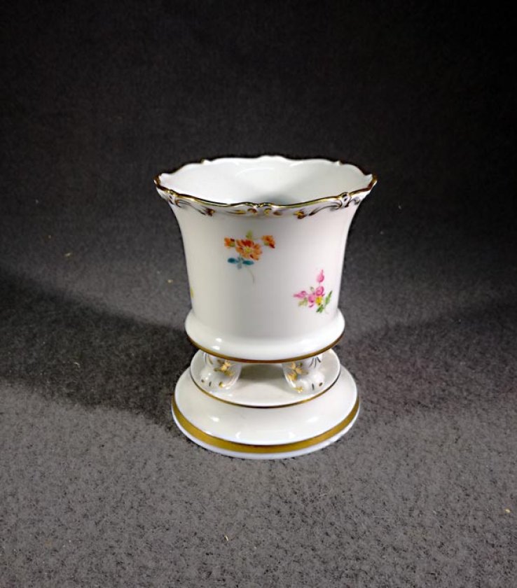 meissen-vase-fuesschenvase-streubluemchen-mit-gold1