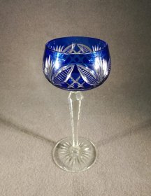 roemer-kristall-weinroemer-blau-mit-facettiertem-fuss-kanten-gekerbt-1-von-2.1