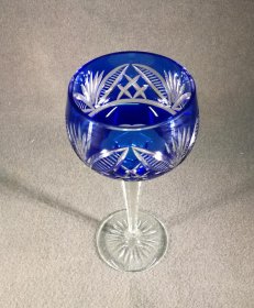 roemer-kristall-weinroemer-blau-mit-facettiertem-fuss-kanten-gekerbt-1-von-2.2