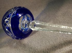 roemer-kristall-weinroemer-blau-mit-facettiertem-fuss-kanten-gekerbt-1-von-2.5
